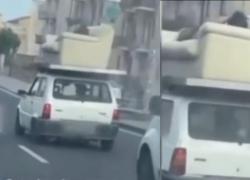Catania, sdraiato sul divano sul tetto di una Panda in tangenziale, il proprietario dell’auto: “Non me ne ero accorto” – VIDEO