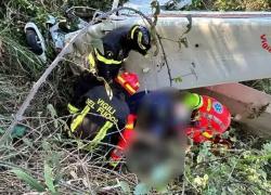 Aereo ultraleggero caduto ad Ancona, feriti i due uomini a bordo: "Uno sbalzato fuori dalla carlinga", ipotesi guasto meccanico