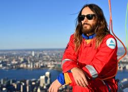 Jared Leto scala l’Empire State Building di New York per promuovere il tour dei Thirty Second to Mars - VIDEO
