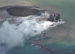 Eruzione di un vulcano in Giappone crea nuova isola vicino Iwo Jima:  diametro di 100 metri, composta da cenere e rocce - VIDEO