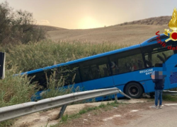Matera, autobus fuori strada con 50 studenti a bordo, 28 feriti, il web: "Rischiata una nuova Mestre"; ipotesi malore improvviso dell'autista