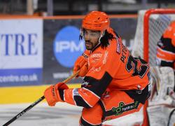 Adam Johnson, svolta nelle indagini sull'hockeysta morto con la gola tagliata in campo, arrestato l'avversario Matt Petgrave con l’accusa di omicidio colposo