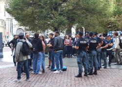 Manovra, pacchetto sicurezza approvato dal governo: 1,4 mld a forze dell'ordine; reclusione da 2 a 7 anni per occupazione immobili; divieto accesso in metro, porti e stazioni per condannati per furto