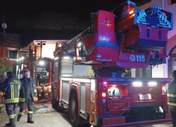 Melegnano, monopattino elettrico parcheggiato in salotto prende fuoco durante la ricarica: casa avvolta dalle fiamme