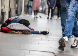 Caritas: "In Italia nel 2022 5,6 mln di poveri, solo un quarto ha un lavoro (con un reddito inferiore a 640 € al mese), +357mila rispetto al 2021"; il web: "I 'successi' dei governi Conte e Draghi"