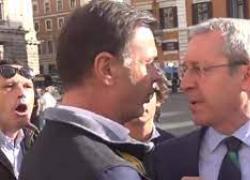 Carne sintetica, rissa tra il presidente di Coldiretti Prandini e Della Vedova (+Europa) davanti a Palazzo Chigi - VIDEO