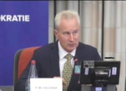 Vaccino Covid, il cardiologo McCullough: "Negli Usa il 73,9% delle morti dopo l'inoculazione sono dovute al siero, causa di malattie cardiovascolari e neurologiche, coaguli di sangue e anomalie immunologiche" - VIDEO