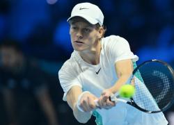 ATP Finals, Jannik Sinner batte Medvedev per 6-3, 6-7, 6-1: ora nuovamente contro il campione di tennis Djokovic. Dove vedere e a che ora la finale di domenica