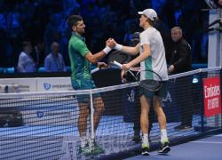 Roland Garros, Sinner batte Djokovic 6-4 7-5 7-6, il tennista italiano affronterà lo spagnolo Alcaraz in finale domenica