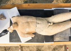 San Casciano dei bagni, statua di Apollo in marmo emerge dagli scavi. Alta 2m, risale al V secolo d.c. - GALLERY