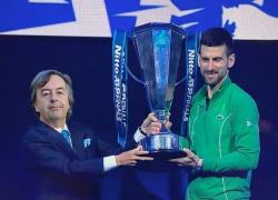 Djokovic vince Atp Finals, i meme più divertenti del web; Burioni gli consegna la coppa e fa scorta di Maalox