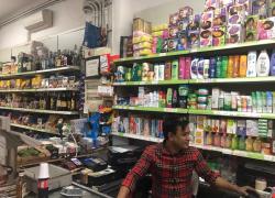 Piccoli, assortiti e sempre aperti, i Bangla Market sono il nuovo fenomeno commerciale delle grandi metropoli. Un affare favorito dalle dinamiche economiche interne dei paesi in via di sviluppo
