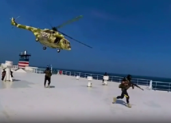 Yemen, ribelli Houthi filo palestinesi sequestrano la nave cargo israeliana Galaxy Leader. L'incredibile VIDEO del commando arrivato in elicottero