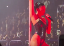 Elodie, luci rosse e pole dance al Forum di Milano per la libertà femminile, ma il web: "Non è mostrandoti nuda che risolvi il problema", un utente: "Inizia con la P e non è patriarcato" - VIDEO 