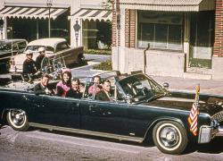 Assassinio John Fitzgerald Kennedy, tutti i dubbi sull’attentato: “4 testimoni del complotto Cia-mafia, il colpo fatale è stato sparato da James Files e non da Oswald” - VIDEO 