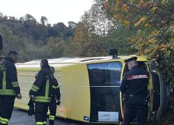 Incidente Roma, scuolabus finisce fuori strada e si ribalta, ipotesi malore improvviso dell'autista, ricoverato insieme a 3 bambini e assistente
