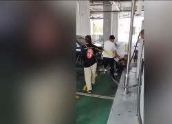 Cina, rissa per la ricarica elettrica: due uomini si contendono il cavo a strattoni finché uno non cade a terra - VIDEO