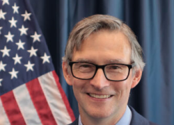 Douglass Benning nuovo console Usa a Milano, chi è il diplomatico con precedenti incarichi a Tegucigalpa, Londra, Praga e Città del Messico con la passione per il tennis