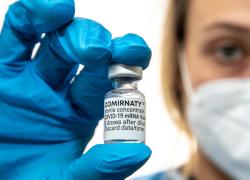 Pfizer fa causa alla Polonia per il mancato pagamento di 60 mln di dosi di vaccino Covid: chiesti 1,2 mld di euro