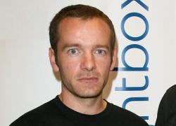 Regista Ross McDonnell morto, corpo trovato senza testa e braccia nella spiaggia del Queens, fonti: "Nessun atto violento né suicidio, ipotesi annegamento"