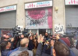 Assalto sede Pro Vita e Famiglia a Roma durante la manifestazione anti-violenza: un fatto gravissimo