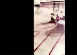 Passeggero apre il portellone dell’aereo e si butta sulla pista dell’aeroporto di New Orleans, ricoverato in ospedale: “Era in stato di salute alterato” - VIDEO