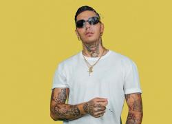 Emis Killa si ritira da Sanremo 2025, il rapper è indagato per associazione a delinquere nell’inchiesta ultras: “Faccio un passo indietro”, Rai: "Non sarà sostituito"