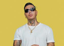 Ladispoli, annullato concerto di capodanno con Emis Killa per le sue “canzoni sessiste”. “Meglio morta che con un altro”, il rapper: “è storytelling”