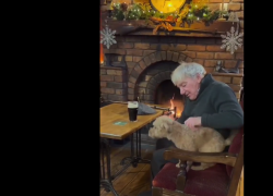 Spot di Natale “più bello dell’anno”, protagonisti un pub irlandese un anziano e un cagnolino: “Non ci sono estranei ma solo amici che non hai ancora incontrato” - VIDEO