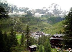 Cervinia cambia nome perché "è un termine fascista", si chiamerà Le Breuil. Abitanti in rivolta: "Danni al turismo", ma Testolin fa dietrofront