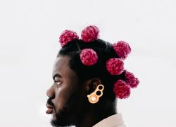 "Timeless", il nuovo Calendario Pirelli 2024 del fotografo ghanese Prince Gyasi: "colori e contrasti decisi, le immagini sono opere d’arte"