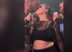 Emma Marrone bacia un fan durante un concerto a Milano, il web: "Manca il consenso”, lei: “Scandalizzatevi per altro” - VIDEO