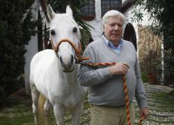 Hermès, ultimo erede adotta il suo giardiniere per lasciargli tutto il patrimonio da quasi 10mld, Ong pronta ad impugnare