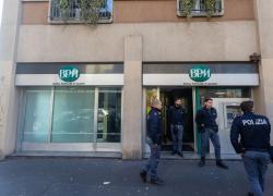 Rapina al Banco BPM di piazza Salgari: 7 persone in ostaggio, ladri entrati da buco della pizzeria accanto e scappati con 160mila euro 