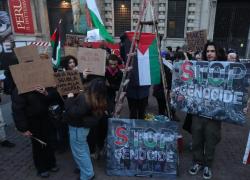 Prima della Scala 2023, proteste nella piazza contro guerra Israele, cori e cartelli pro Palestina: “Stop genocide”