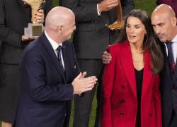 Rubiales, nuove accuse di “molestie dopo Hermoso, baci e carezze a calciatrici inglesi, si è toccato i genitali davanti alla regina Letizia” 