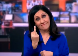 Bbc, giornalista Maryam Moshiri fa il dito medio in diretta tv - VIDEO