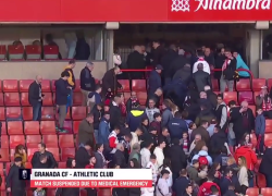 Tifoso morto in Spagna per malore improvviso durante la partita Granada-Athletic Bilbao, arresto cardiaco sugli spalti - VIDEO