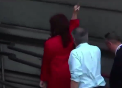 Argentina, l'ex presidente Kirchner fa il dito medio al giuramento di Milei in risposta a chi la contesta - VIDEO