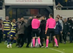 Turchia, arbitro picchiato dal presidente dell’Ankaragücü, preso a pugni e calci, campionato sospeso - VIDEO