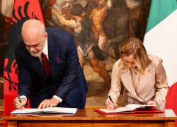 Migranti, accordo Italia-Albania da 265 mln di € sospeso dalla Corte costituzionale di Tirana: “Viola le convenzioni internazionali albanesi”