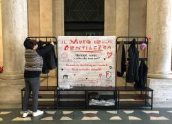 Solidarietà: al Mercato Centrale Milano apre il Muro della Gentilezza
