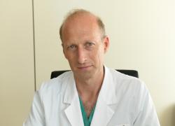 Medico di Papa Francesco, Sergio Alfieri, indagato per falso, procura: “Risultava in sala operatoria, ma era ai convegni”