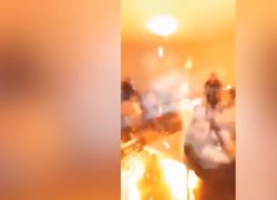 Ucraina, consigliere municipale del partito di Zelensky lancia 3 granate in Consiglio comunale a Keretsk, 26 feriti, 8 gravi - VIDEO