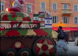 Modena, uomo protesta contro carro armato con Babbo Natale e stella di David: "Morti 7mila bambini, vergognatevi" - VIDEO