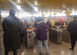 Milano, il “riciclo” dei biglietti usati della metro Atm in stazione Centrale: ticket ritirati e rivenduti agli ignari passeggeri che rischiano pure la multa