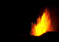 Islanda, eruzione vulcanica a Grindavìk dopo un terremoto, cielo arancione come il fiume di lava incandescente: VIDEO