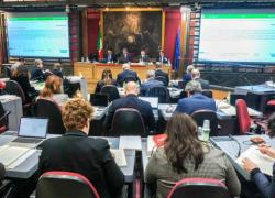 Mes, la Camera boccia la ratifica ma la maggioranza si spacca: votano insieme FdI e Lega, FI si astiene. Pronte “nuove modifiche”