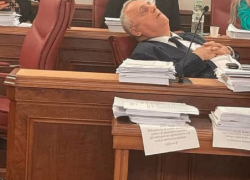 Lotito dorme in Senato durante il dibattito sulla manovra: “Io come il marchese del Grillo. Non mi addormento, medito”