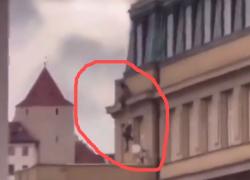 Sparatoria Praga all’università, il momento in cui lo studente spara all’impazzata sulla folla dal terrazzo - VIDEO